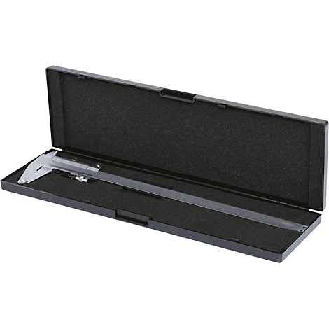 Ein silberner Messschieber liegt in einer geöffneten, schwarzen Box mit Schaumstoffauskleidung.